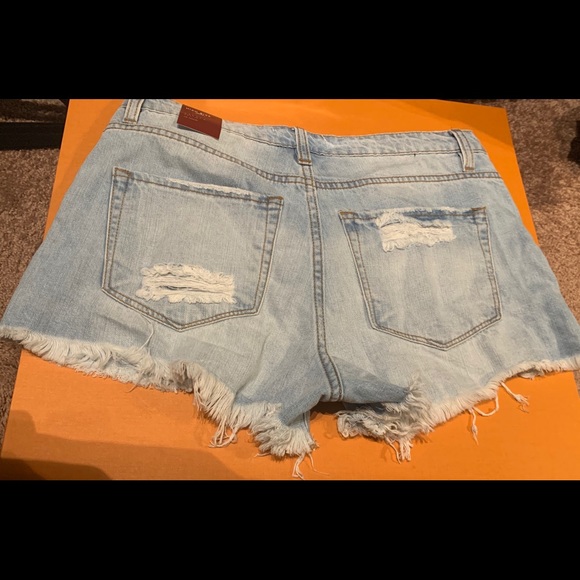 New with tags size medium Destroyed denim shorts - Picture 2 of 6
